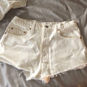 white levi’s shorts